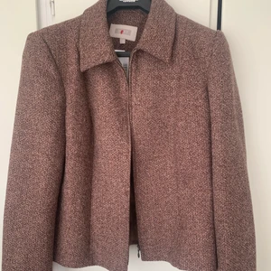 Kavaj/vårjacka - Perfekta vårjackan! Köpt second hand från Zalando! Storlek 14 men passar som en s/m! Lagom oversize på nån som är S💗