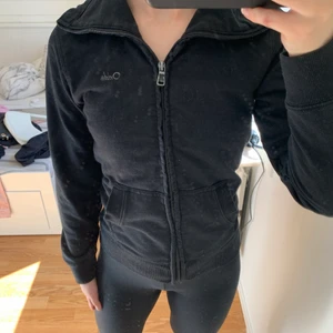 tjocktröja  - En varm huvtröja som inte används, super snygg i kragen och sitter fint på 