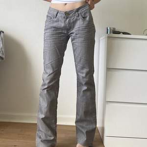 Lågmidjade grå jeans! Jag skulle säga att de är i storlek W28-29. Nyskick! 🌟 
