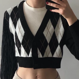 Argyle kofta - JÄTTEfin argylekofta från HM som jag älskar, säljer den bara för att jag behöver pengar 🥺 Den sitter perfekt på mig som är XS och ser ut som koftorna från brandy melville 🧸❤️ priset kan diskuteras!