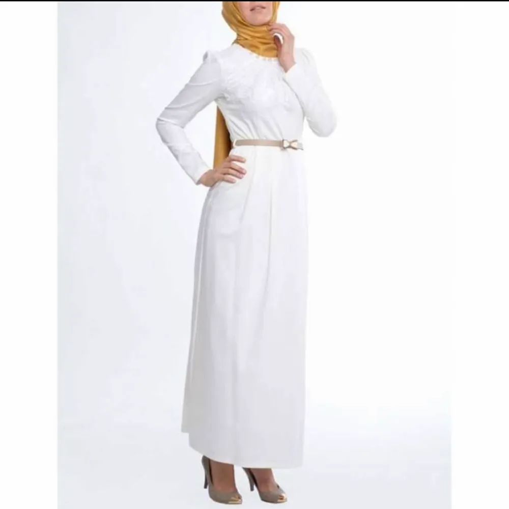 Otroligt fin lång och långärmad studentklänning köpt från Tahara. Aldrig använd i storlek 42!. Klänningar.