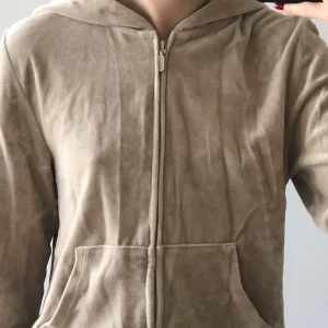 Huvtröja med dragkedja - Beige huvtröja med dragkedja i plysch, med tillhörande mjukisbyxor. Går att köpa separat för 70 kr styck eller hela setet för 100 kr! Pris går att diskutera 🧸