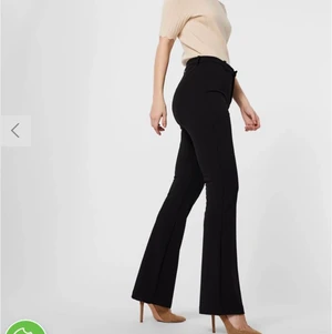 Kostymbyxor  - Säljer mina kostymbyxor från Vera Moda pga kommer inte till användning längre. Jätte stretchiga och super sköna