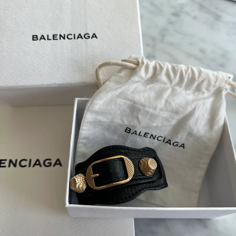 Superfint armband från Balenciaga med guldiga detaljer. Påse, låda, dustbag och kvitto tillkommer!🖤 Använd men fortfarande bra skick! Finns 3 olika storlekar du själv kan justera till. Accessoarer.