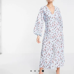 Asos blommig midiklänning - Blåblommig midiklänning i milkmaidmodell i storlek 34 (UK 6) (men mer som 36) inköpt från asos för ca 3 månader sedan. Då den efentligen skulle vara en brudtärneklänning men då det valdes att använda en annan säljer jag nu denna oanvända klänning. Skulle dock säga att den är ganska stor i storleken så passar mer än person som har storlek 36! 