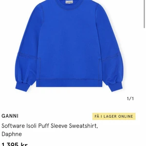 GANNI Sweatshirt  - Tröja/sweatshirt från GANNI i kornblå färg, inköpt augusti 2021. Bra skick, lite nopprig men inte något man lägger märke till skulle jag säga men därav priset 