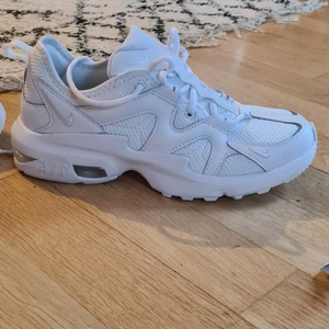 Nike air max gravitation - Fick hem dessa otroligt snygga skor idag, men dem va för små för mig... Så innan jag skickar tillbaka tänkte jag kolla om någon är intresserad! Storlek 38 och som sagt helt nya, endast testade! Org. Pris är ca. 1200kr