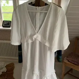 Jätte fin vit klänning som passar till konfirmation eller student! Köpte här på plik men passade tyvär inte mig. den är lite genomskinlig annars är den i bra kvalitet!
