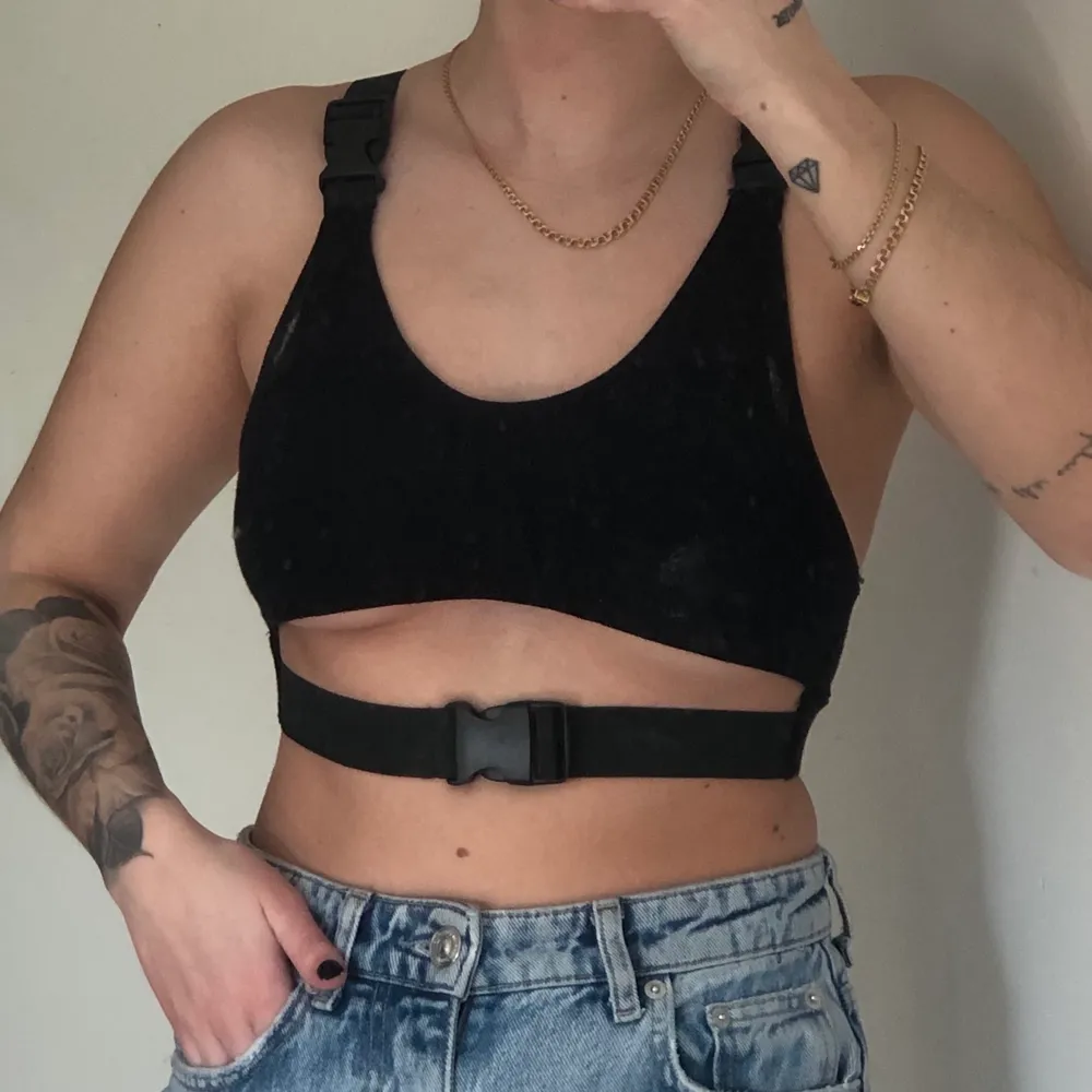 Top med lite ”underboob” passform. Fanny Lyckmans kollektion med missguided. Bra skick! . Toppar.