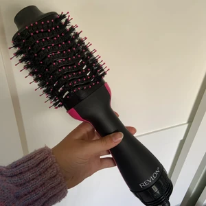 Revlon varmluftsborste - Säljer min varmluftsborste från revlon då jag int fick lika mkt användning av den som jag trodde. Endast använda ett fåtal gånger. 💖