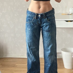 Lee jeans - Säljer dessa Lee jeans då dom inte kommer till användning längre, köpte dom second hand 💞Har storlek 36 och dom är lite stora för mig men de funkar ändå💞