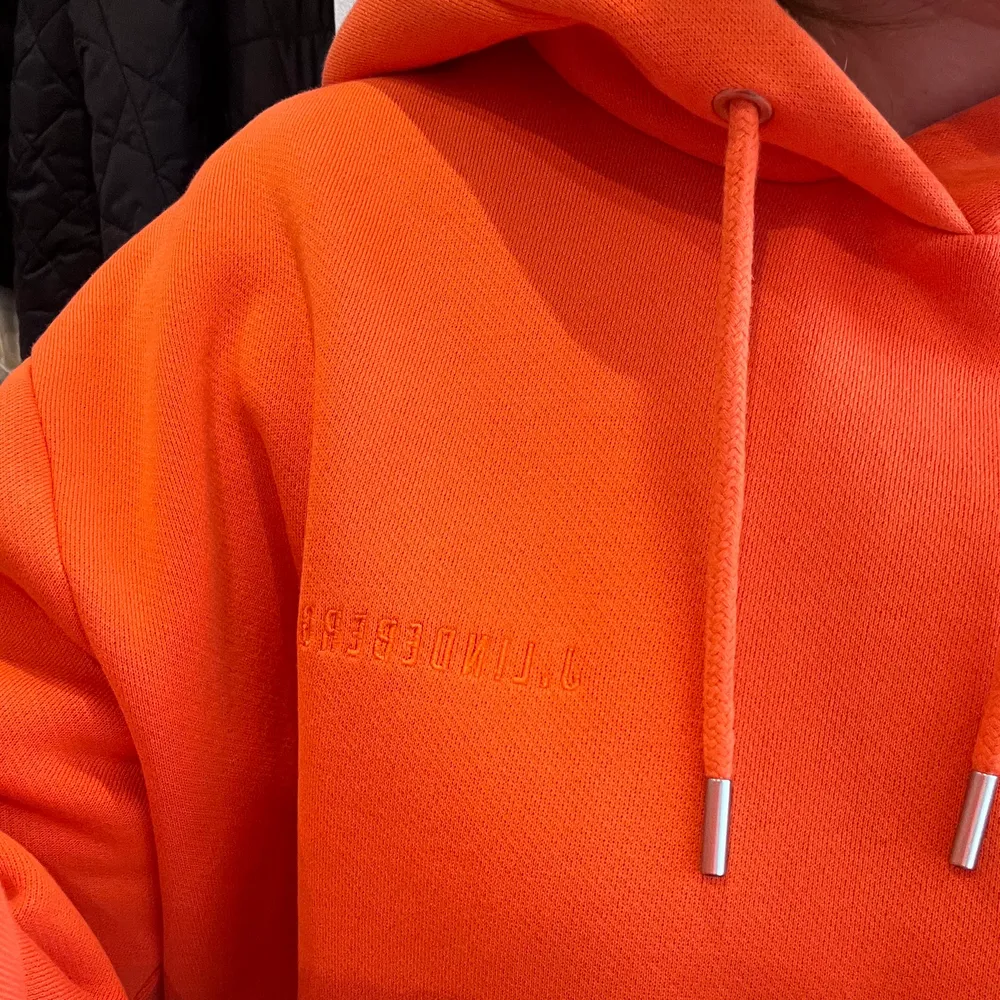 Säljer denna skitsnygga J.Lindeberg hoodien i en orange färg, med en rymlig luva! Det är en herrmodell, men passar såklart tjejer med! Vad jag vet säljs den inte längre. Den är i väldigt bra skick, inga fläckar eller defekter på den! Nypris ligger runt 1500kr. Hoodies.
