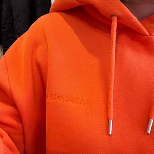 Säljer denna skitsnygga J.Lindeberg hoodien i en orange färg, med en rymlig luva! Det är en herrmodell, men passar såklart tjejer med! Vad jag vet säljs den inte längre. Den är i väldigt bra skick, inga fläckar eller defekter på den! Nypris ligger runt 1500kr