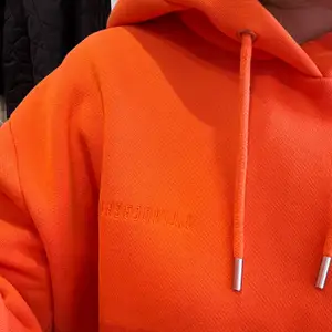 Säljer denna skitsnygga J.Lindeberg hoodien i en orange färg, med en rymlig luva! Det är en herrmodell, men passar såklart tjejer med! Vad jag vet säljs den inte längre. Den är i väldigt bra skick, inga fläckar eller defekter på den! Nypris ligger runt 1500kr