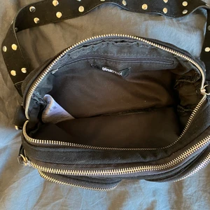 Svart väska - Jättefin svart väska med silvriga detaljer på. Använd fåtal gånger men kommer tyvärr inte till användning längre. Mycket plats. Priset är exklusive frakt!