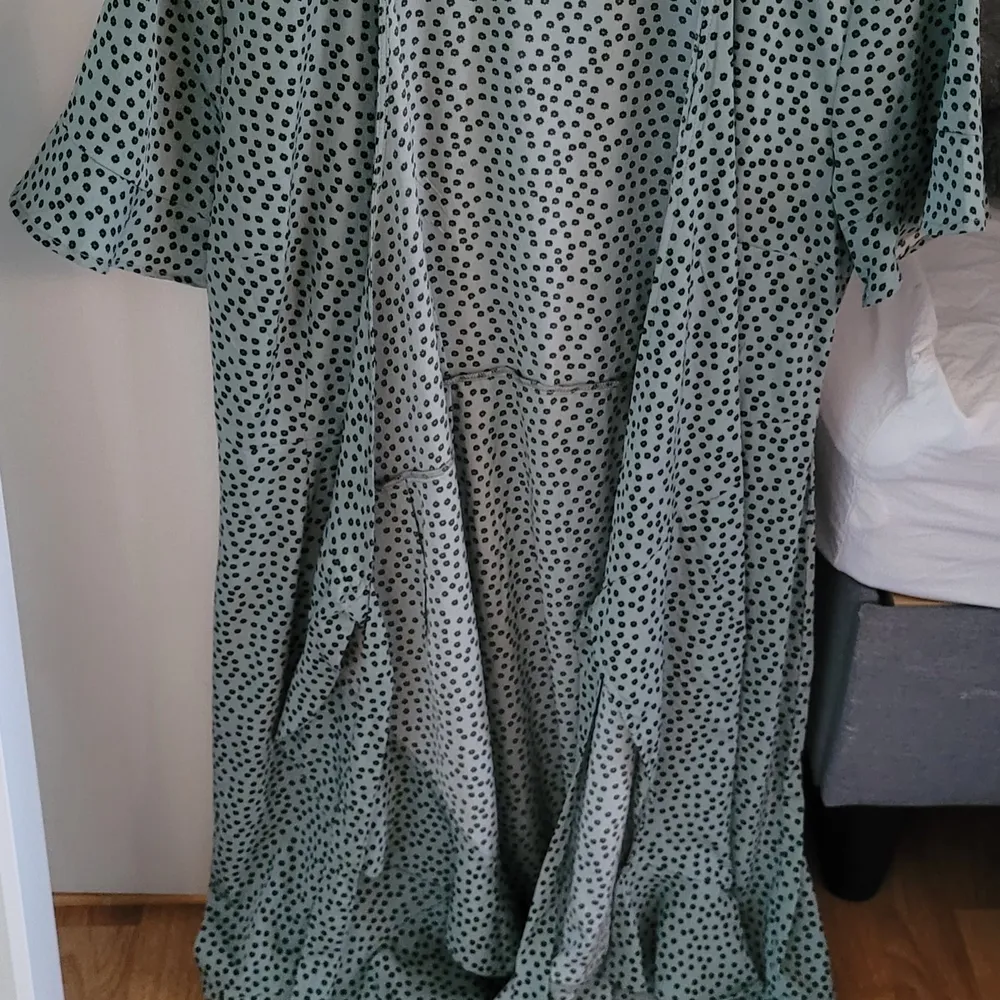 Jättefin grön omlottklänning som man knyter själv i midjan. Sval och skön perfekt för sommaren! Hämtas i Umeå eller levereras mot fraktkostnad . Klänningar.