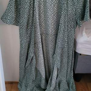 Jättefin grön omlottklänning som man knyter själv i midjan. Sval och skön perfekt för sommaren! Hämtas i Umeå eller levereras mot fraktkostnad 