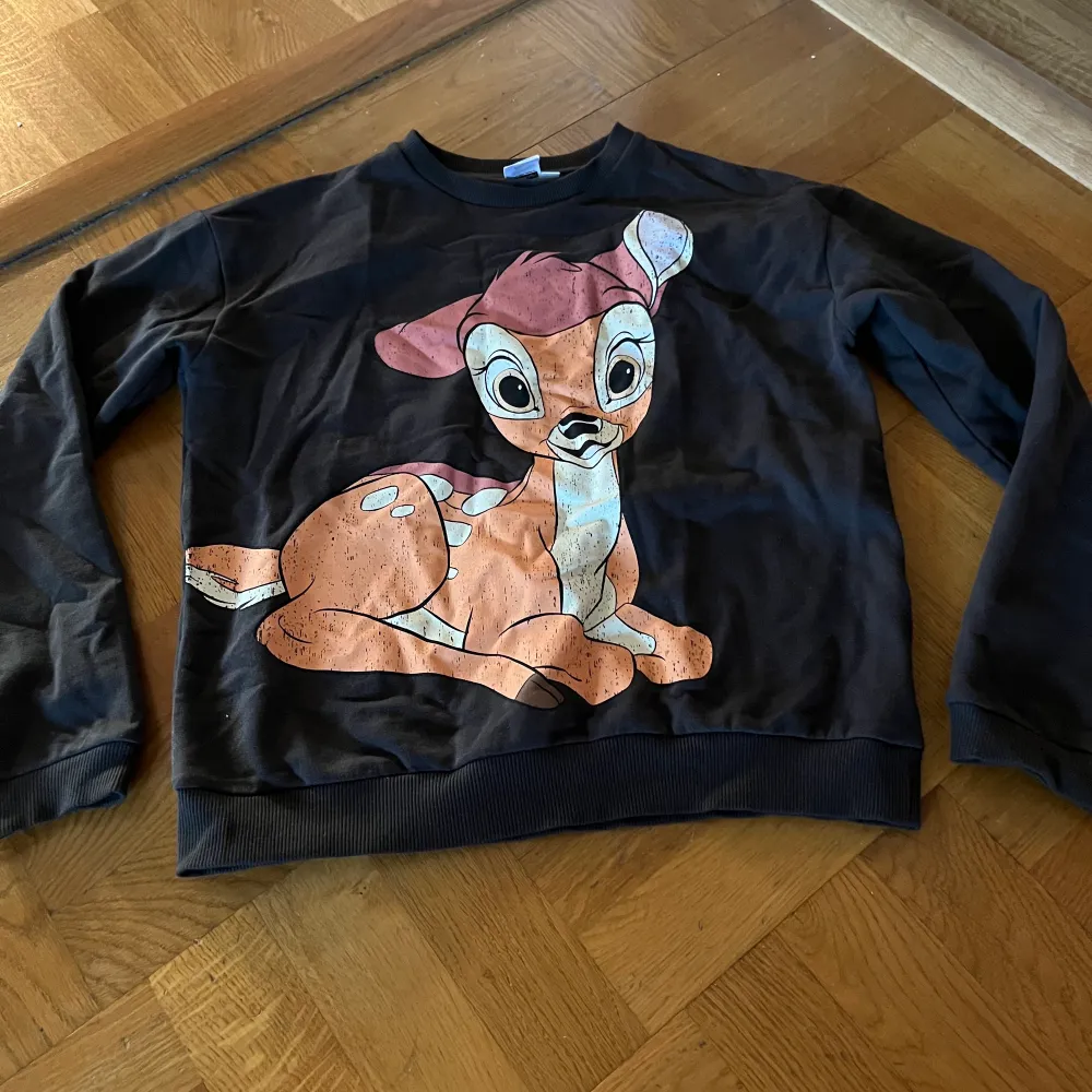 Oanvänd sweatshirt med Bambi tryck på från Kappahl. Tröjor & Koftor.