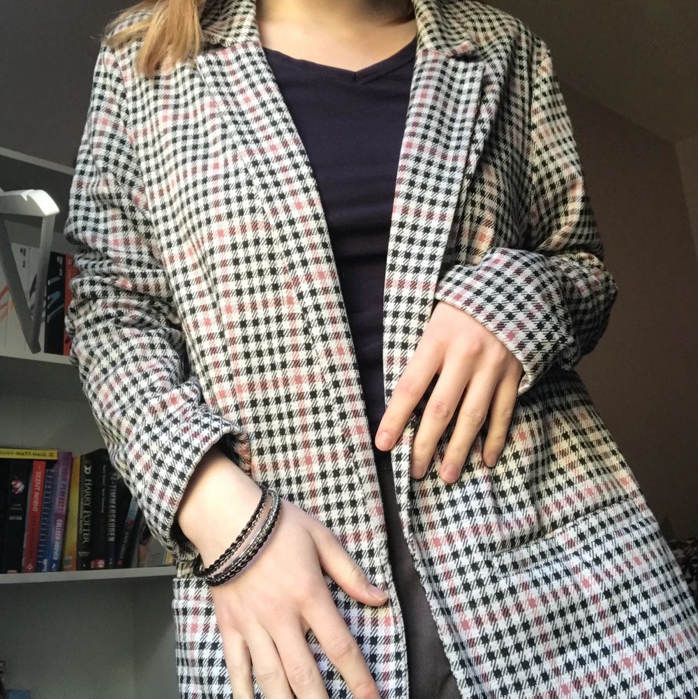 ännu en blazer som är mycket fin och bekväm! passar till vår och höst, väldigt fin och har coolt mönster, aldrig använd och har mycket bra kondition och inga tecken på skador. den är lite stor och går över höften på mig som är 159cm. passar till allt och verkligen ger extra till outfiten!. Kostymer.
