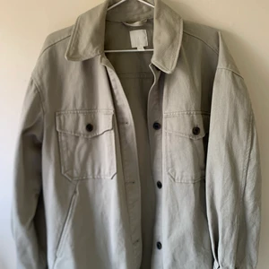 Skjortjacka från H&M🖤🖤 - Gröngrå skjortjacka från h&M i twillityg. sitter helt perfekt och jätteskön att ha nu på våren!! strl XS men skulle säga att den är oversized❤️‍🔥