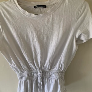 Tröja från ZARA med snörning vid midjan❤️‍🔥 - Jättefin topp från zara som har en snörning vid midjan. ger en jättefin siluett❤️‍🔥❤️‍🔥❤️‍🔥 strl S. nypris 250