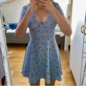 Sommrig klänning från Zara - Sommrig klänning från Zara! Sömmen har gått upp lite kring dragkedjan annars har den bara använts fåtal gånger☀️💐