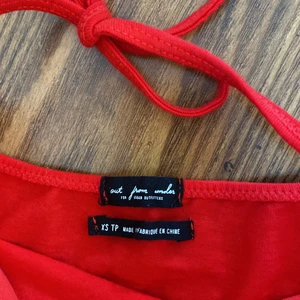 Röd body - Jättefin röd body som jag älskar men som är för liten. Därför aldrig använd. Strl XS nypris 499