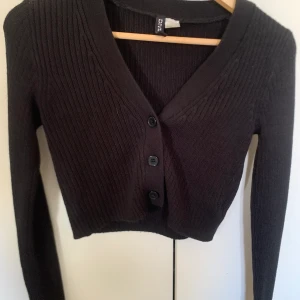 Stickad ribbad kofta från H&M🖤🖤 - Svart stickad kofta från H&M strl M men sitter som S❤️‍🔥❤️‍🔥