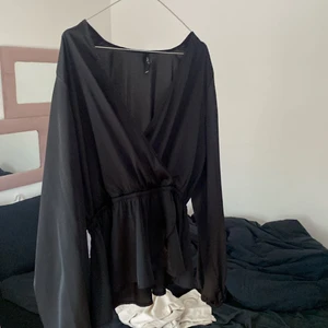 Sidenblus svart - Ganska ny, inte använt så mycket! Skön och bekväm storlek S men är stretchig i tyget💞
