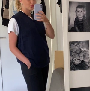 Svart väst - Svart väst köpt vintage! Storlek L🥰