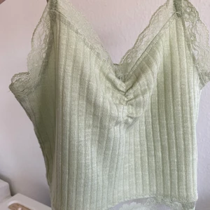 Pastell grönt linne - Pastell grönt linne från newyorker. Köpt för något år sedan och endast använd förra sommaren. Super gulligt o perfekt nu till sommaren! Storlek XXS men passar mig som i vanliga fall har S. Skulle dock rekommendera för dig som har xs men det beror helt på hur du vill att de ska sitta <3 skicka privat vid frågor eller intresse☁️