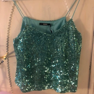 Nytt paljettlinne från Bikbok - Helt nytt paljettlinne från Bikbok i strl xs men passar större också då det är en vidare/lösare modell. Så snyggt att ha nu till en sommarbränna. Färgen är åt det grön/turkosa hållet. Nypris 299kr