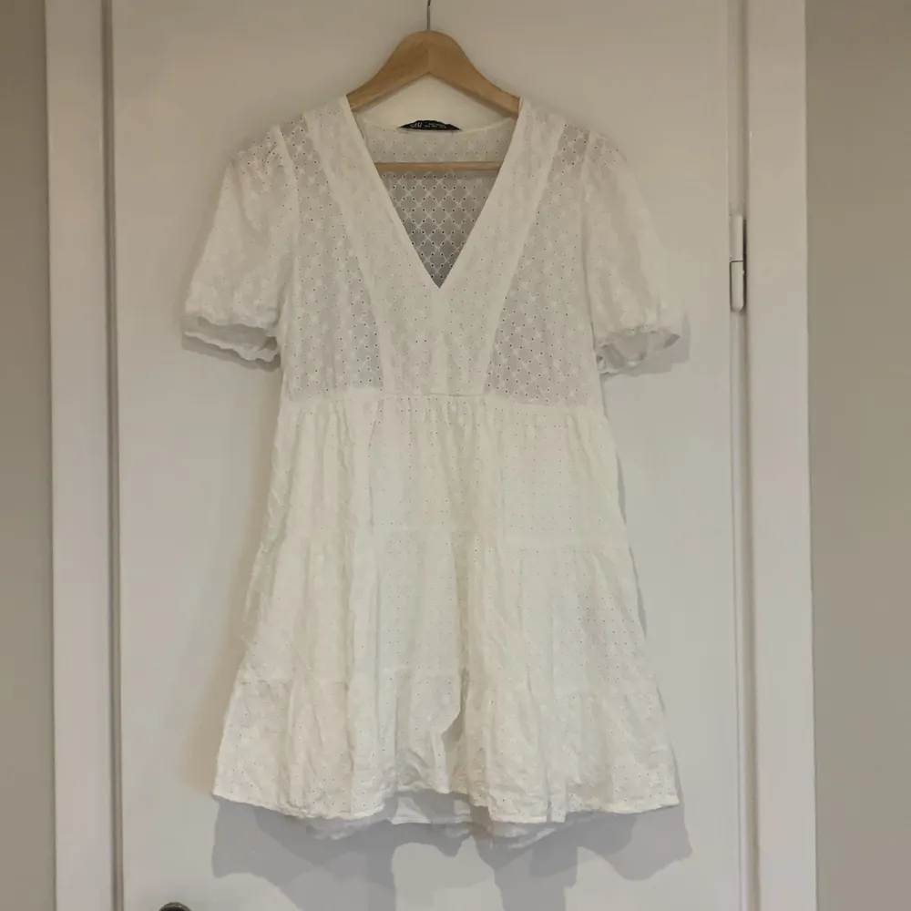 Jätte fin trendig sommar klänning från ZARA i strlk S. Använt  2 gånger❤️ säljer pga den inte passar mig längre ❤️❤️ minns inte vad jag köpte den för ❤️ frakt ingår inte i priset ❤️💓. Klänningar.