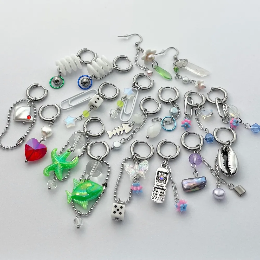 Handgjorda mismatched örhängen med glaspärlor, akryl & gem 🖇 ⭐️ Allt annat material inkl. hoops är i rostfritt stål. Frakt - 13kr ✉️ . Accessoarer.