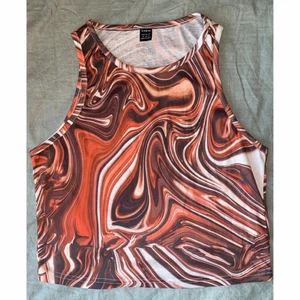 Topp - Oanvänd topp i storlek XL men är mindre i storleken och passar bäst på en storlek M-L