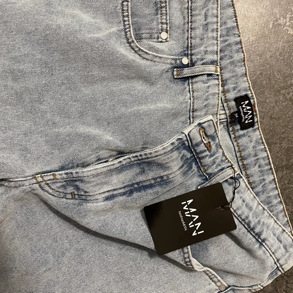 ”Tall” jeans från Boohoo Man i storlek 34. Aldrig använda, ordinarie pris 540kr.. Jeans & Byxor.