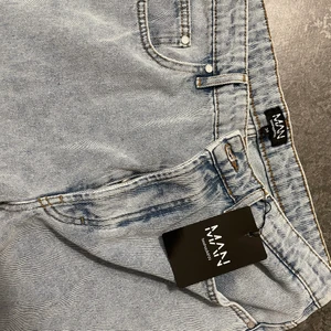 Boohoo Man Jeans strl 34 - ”Tall” jeans från Boohoo Man i storlek 34. Aldrig använda, ordinarie pris 540kr.