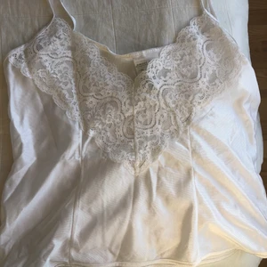 Vintage top med spets - Säljer denna vintagetop då jag inte använder den så mycket. Passar nog Xs-M