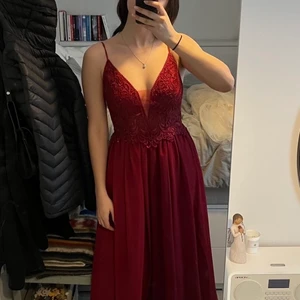 Röd aftonklänning från Mascara - En helt ny oanvänd mörkröd bal/aftonklänning. Hur fin som helst! Säljer pga hittade en annan jag hellre ville ha. Sist jag kollade var den slutsåld överallt. Nypris: 1900 kr 💗 Klänningen är storlek 38, jag är 170 cm lång och på mig sitter den jättebra.