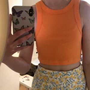 Orange topp - Jag säljer ett jättefint brottar linne från Weekday. Aldrig använt och det är i nyskick, köptes för cirka 20kr och säljer för 10kr💗 det är inte alls så neonoranget som det ser ut!