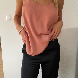 Topp, rosa - Lappen är bortklippt:/ storlek skulle nog kunna vara S. Jätte fin och sommrig rosa topp. 💘💓