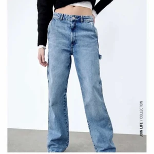 Zara jeans i storlek 40 - Ett par zara jeans i nyskick. Säljer dem pågrund av att de passar inte i storlek för mig. Vid intresse kom privat för mer info🫶🏼