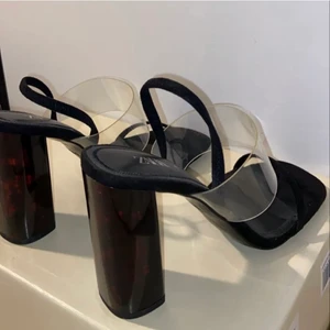 Svarta klackskor från Zara  - Svarta klackskor från Zara. Storlek 39