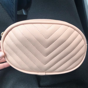 Väska/nessesär  - Aldrig använd. Magväska utan band, kan användas som annat. 