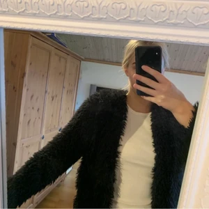 Lurvig kofta från Ginatricot - ❗️Första bilden är lånad❗️ Säljer denna jätte fina koftan från Ginatricot, eftersom den inte passar min stil. Inte använd en ända gång och i jätte fint skick! Köpt för 400kr.