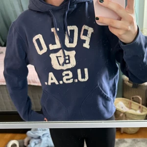 Polo Ralph Lauren hoodie - En hoodie med perfekt passform! Inte för lång och inte för kort. Har en jättefin urtvättat blå färg