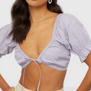 Sötaste toppen  - Sötaste toppen för sommar nätter eller semestern. Syns kanske inte så bra på bilden men det är en super fin ljuslila. Aldrig använd mer än provad.  Obs tar endast swish och fraktar endast 