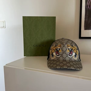 Gucci tiger keps - Säljer nu min Gucci keps som är köpt i Gucci butiken i Stockholm. Säljer pågrund av att den inte kommer till användning. Frakt ingår ej kostar extra. Kan även möta upp i Jönköping. Box och dustbag finns kvar Nypris 3000kr Storlek L