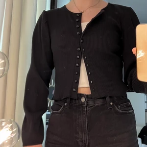 Svart kofta - Monki  - Svart ribbad kofta från Monki, storlek S, helt oanvänd. 