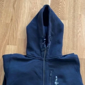 Sail Racing Hoodie - Tja! Säljer min Sail racing zip hoodie i storlek S som är i väldigt fint skick! Kan även frakta om det önskas och kan mötas upp i Örebro!